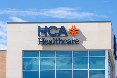 Pearland, Teksas, ABD - 19 Şubat 2022: Pearland, Teksas, ABD 'deki binanın HCA Sağlık Hizmetleri tabelaları. HCA Sağlık Hizmetleri bir sağlık hizmeti sağlayıcısıdır..