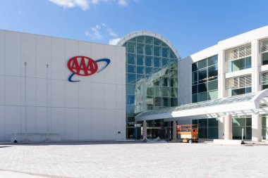 Mary Gölü, FL, ABD - 17 Ocak 2022: Mary Gölü, FL, ABD 'deki AAA genel merkezi. AAA (American Automobile Association), Amerikan otomobil kulübü federasyonu..