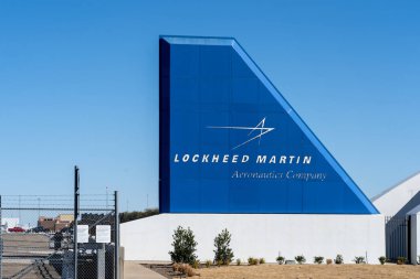 Fort Worth, TX, ABD - 19 Mart 2022: Fort Worth, TX, ABD 'deki tesisinde Lockheed Martin Havacılık Şirketi' nin işareti. Lockheed Martin bir Amerikan şirketi..