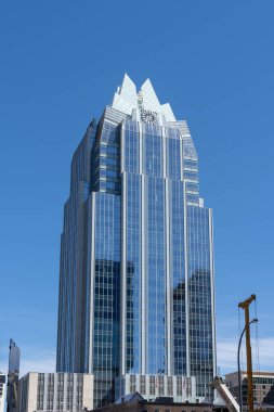 Austin, Teksas, ABD - 18 Mart 2022: Austin, Teksas, ABD 'deki Frost Bank Tower. Frost Bank Teksas 'ta kiralanmış bir banka..