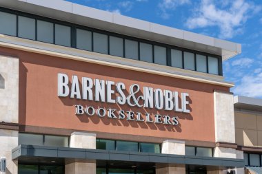 Pearland, Teksas, ABD - 19 Şubat 2022: Barnes ve Noble Booksellers 'ın kapatılması. Barnes ve Noble Booksellers Amerikalı bir kitapçı..