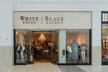 Orlando, Florida, ABD - 27 Ocak 2022: Bir alışveriş merkezindeki Beyaz Saray karaborsa mağazasının kapanışı. Beyaz Saray Kara Borsası, Amerikalı kadın giyim perakendecisi..