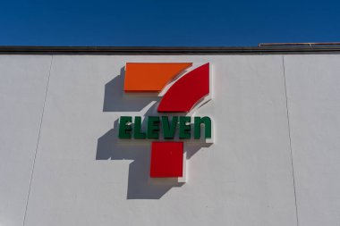 Houston, Teksas, ABD - 13 Mart 2022 - Duvardaki 7-Eleven amblemi Houston 'daki dükkanlarından birinde gösteriliyor. 7-Eleven, Inc. Amerika Birleşik Devletleri 'nin çok uluslu perakende satış mağazaları zinciri..