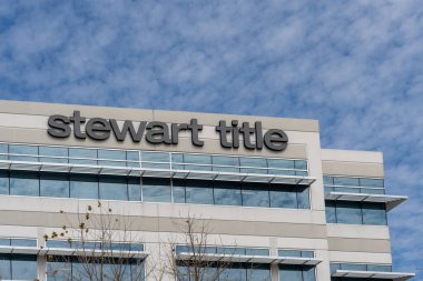 Houston, TX, ABD - 2 Mart 2022: Stewart Unvan işareti Houston, TX, ABD 'deki genel merkezinde. Stewart Title bir ünvan sigorta şirketi..