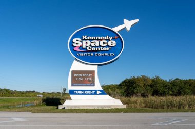 Merritt Adası, Florida, ABD - 15 Ocak 2022: Kennedy Uzay Merkezi Ziyaretçi Kompleksi tabelası NASA 'nın Kennedy Uzay Merkezi' nin ziyaretçi merkezinde gösterildi..