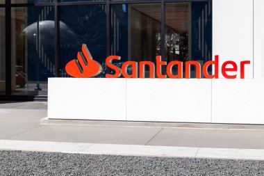 Dallas, Teksas, ABD - 20 Mart 2022: Dallas, Teksas, ABD 'deki ofisinin girişinde Santander tabelası. Santander Bank, N.A., İspanyol Santander Group 'un bir yan kuruluşudur..