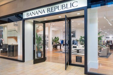 Houston, Teksas, ABD - 25 Şubat 2022: Banana Republic alışveriş merkezinde. Banana Republic küresel bir giyim ve aksesuar markasıdır..