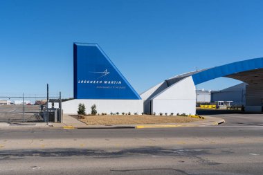 Fort Worth, TX, ABD - 19 Mart 2022: Fort Worth, TX, ABD 'deki tesisinde Lockheed Martin Havacılık Şirketi' nin işareti. Lockheed Martin bir Amerikan şirketi..