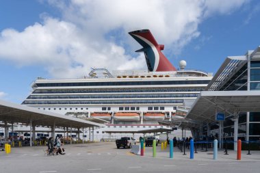 Miami, FI, ABD - 2 Ocak 2022: Miami, ABD 'deki Karnaval Özgürlük Gemi Terminali. Karnaval Özgürlük, Carnival Cruise Line tarafından işletilen bir Fetih sınıfı yolcu gemisidir..