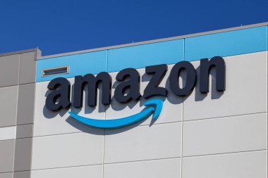 Channahon, Illinois, ABD - 27 Mart 2022: Channahon, Illinois, ABD 'deki deposundaki Amazon logosunun kapatılması tabelası. Amazon.com, Inc. bir Amerikan çokuluslu teknoloji şirketidir..