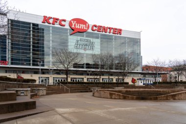 Louisville, KY, ABD - 28 Aralık 2021: KFC Yum! Louisville 'deki merkez, KY, ABD. KFC Yum! Center, Louisville Üniversitesi erkek ve bayan basketbol takımlarının ev sahipliği yaptığı kapalı bir arena..