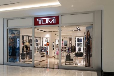 Houston, Teksas, ABD - 25 Şubat 2022: Tumi mağazası bir alışveriş merkezinde. Tumi Holding, lüks bavullar ve seyahat çantaları üreticisi..