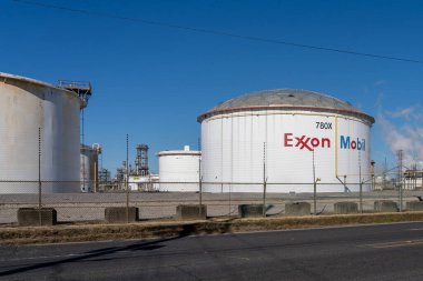 Baton Rouge, Louisiana, ABD - 13 Şubat 2022: ExxonMobil 's Baton Rouge Rafineri, Louisiana, ABD. ExxonMobil, çok uluslu bir petrol ve gaz şirketi..