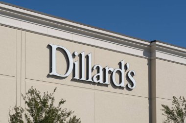 Sarasota, Fl, ABD - 11 Ocak 2022: Sarasota, Fl, ABD 'deki binada Dillard' ın tabelasını kapatın. Dillard, Inc., lüks bir Amerikan mağaza zinciri..