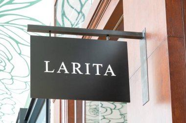 Houston, Teksas, ABD - 6 Mart 2022: Larita Fashion mağaza projeksiyon tabelası Houston, Teksas, ABD 'de bir alışveriş merkezinde. Larita Moda bir giyim mağazası..