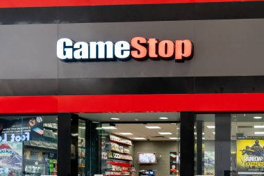 Orlando, Florida, ABD - 27 Ocak 2022: Bir alışveriş merkezindeki GameStop mağazasının kapanışı. GameStop, bir Amerikan video oyunu, tüketici elektroniği ve oyun perakendecisi..