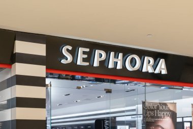 Houston, Teksas, ABD - 25 Şubat 2022: Bir alışveriş merkezinde Sephora mağaza tabelası. Sephora, Fransız çokuluslu kişisel bakım ve güzellik ürünleri perakendecisi..