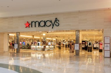 Houston, Teksas, ABD - 3 Mart 2022: Houston, Teksas, ABD 'de bir alışveriş merkezindeki bir Macy' s mağazası gösterildi. Macy 's bir Amerikan mağaza zinciri..