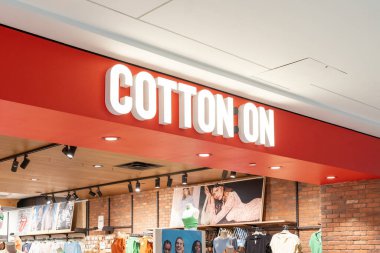 Houston, Teksas, ABD - 25 Şubat 2022: Cotton On mağaza tabelası bir alışveriş merkezinin girişinde sergilenmektedir. Cotton On Group, Avustralya 'nın en büyük küresel perakendecisi..