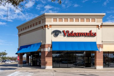 Pearland, Teksas, ABD - 19 Şubat 2022: Pearland, Teksas, ABD 'de bir Visionworks mağazası. Vizyon çalışmaları gözlük, güneş gözlüğü ve kontakt lens sunuyor.