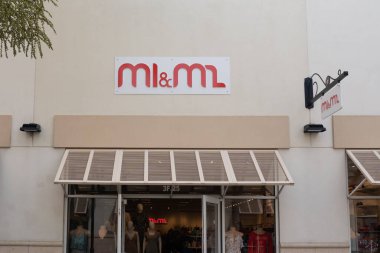 Orlando, Florida, USA- 21 Ocak 2022: Orlando, Florida, ABD 'de bir M1M2 mağazası. M1M2 bir giyim mağazası..