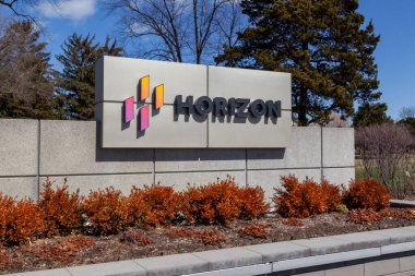 Deerfield, Illinois, ABD - 27 Mart 2022: Horizon işareti Deerfield, Illinois, ABD 'deki merkezlerinde gösterilmektedir. Horizon Therapeutics plc küresel bir biyoteknoloji şirketidir..