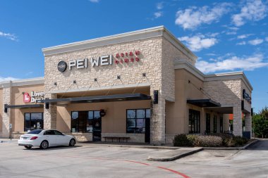 Pearland, Teksas, ABD - 19 Şubat 2022: Pearland, Teksas, ABD 'de Pei Wei Asya Lokantası. Pei Wei Asya Lokantası, LLC Pan Asya yemeği veren bir Amerikan restoran zinciri..