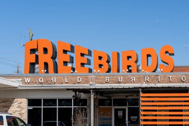 Houston, Teksas, ABD - 15 Şubat 2022: Freebirds World Burrito 'nun binaya yakın çekimi. Freebirds World Burrito, Teksas 'ta bir burrito restoranıdır..