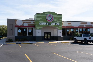 Orlando, Fl, USA - 6 Ocak 2022: Chuck E. Cheese restoranı tabelası. Chuck E. Cheese bir Amerikan aile eğlence merkezi ve restoran pizza zinciri..