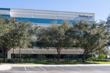 Orlando, Florida, ABD - 30 Ocak 2022: Orlando, Florida, ABD 'deki Booking.com ofis binası. Booking.com rezervasyon ve diğer seyahat ürünleri için Hollandalı çevrimiçi seyahat acentesidir..