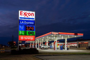 Baton Rouge, Louisiana, ABD... 12 Şubat 2022 'de arka planda koyu mavi gökyüzü olan bir Exxon benzin istasyonu görüldü. ExxonMobil, Amerika Birleşik Devletleri 'nin çok uluslu petrol ve gaz şirketi..