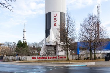 Huntsville, Alabama, ABD - 29 Aralık 2021: ABD 'nin Huntsville, Alabama, ABD' deki ABD Uzay ve Roket Merkezi 'nin dış görünümü.