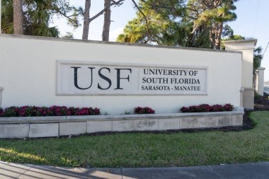 Sarasota, Florida, ABD - 11 Ocak 2022: Sarasota, Florida, ABD 'deki Güney Florida Üniversitesi İşareti. Güney Florida Üniversitesi bir devlet araştırma üniversitesidir..