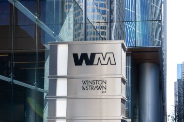 Houston, Teksas, ABD - 27 Şubat 2022: Houston, Teksas, ABD 'deki Winston ve Strawn LLLP ofisi tabelası. Winston ve Strawn LLLP uluslararası bir hukuk firması..