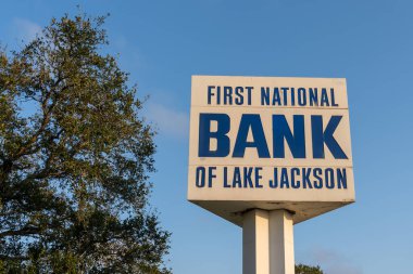 Jackson Gölü, Teksas, ABD - 5 Mart 2022: Jackson Gölü tabelasının ilk Ulusal Bankası (FNB) gösterilmiştir. FNB Corporation bir Amerikan finansal hizmet şirketidir..