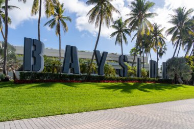 Miami, Florida, ABD - 2 Ocak 2022: Bayside tabelası Miami, Florida, ABD 'de gösterildi. Bayside Pazarı iki katlı açık hava alışveriş merkezi..