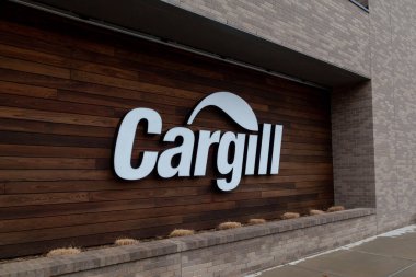 Wichita, Kansas, ABD - 22 Mart 2022: Wichita, Kansas, ABD 'deki Kuzey Amerika Protein merkezindeki Cargill tabelasını kapatın. Cargill Inc., bir Amerikan küresel gıda şirketi..