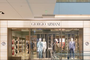 Houston, Teksas, ABD - 25 Şubat 2022: Giorgio Armani mağazası bir alışveriş merkezinde.