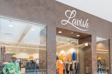 Houston, Teksas, ABD - 25 Şubat 2022 Bir alışveriş merkezinde savurgan mağaza. Savurgan Butik bir kadın giyim mağazası..