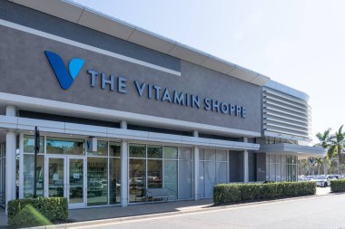 Sarasota, Florida, ABD - 11 Ocak 2022: Sarasota, Florida, ABD 'de bir Vitamin Dükkanı. Vitamin Dükkanı, besleyici maddelerin Amerikalı bir perakendecisi..