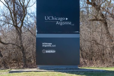 Lemont, Illinois, ABD - 27 Mart 2022: UChicago Argonne, LLC logo işareti Lemont, Illinois, ABD 'de gösterilmektedir. Şikago Üniversitesi UChicago Argonne, LLC aracılığıyla laboratuvarı yönetir ve yönetir..