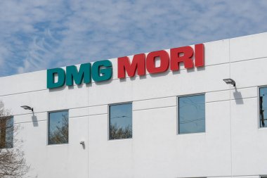 Houston, Teksas, ABD - 2 Mart 2022: Houston, Teksas, ABD 'deki ofis binasında DMG Mori tabelası. DMG Mori Seiki Co., Ltd. ilk olarak makine aletleri üretiminde kullanılan bir Japon şirketidir..