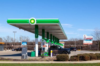 Chicago, Illinois, ABD - 27 Mart 2022: Chicago, Illinois, ABD 'de bir BP benzin istasyonu. BP plc bir İngiliz petrol ve doğalgaz şirketi..