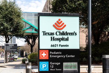 Houston, TX, ABD - 9 Mart 2022: Houston 'daki Teksas Çocuk Hastanesi tabelası. Teksas Çocuk Hastanesi, Amerikan akut bakım ve çocuk hastanesidir..
