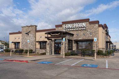 Orlando, FL, ABD - 16 Şubat 2022: Binadaki LongHorn Et Lokantası tabelasını kapatın. LongHorn Et Lokantası, Amerika 'da sıradan bir restoran zinciri..