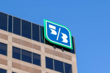 Rosemont, Illinois, ABD - 27 Mart 2022: 5-3 Bank logosunu kapatın. Fifth Third Bank (5-3 Bank), ABD 'li banka holdingi. Sadece editör kullanımı.