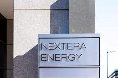 Houston, Teksas, ABD - 27 Şubat 2022: NextEra Enerji tabelası Houston, Teksas, ABD 'deki ofis binasında görüldü. NextEra Energy, Inc. bir Amerikan enerji şirketidir. Sadece editör kullanımı.