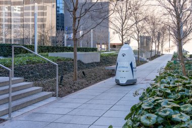 Kamu Alanında Güvenlik Robotu Devriyesi