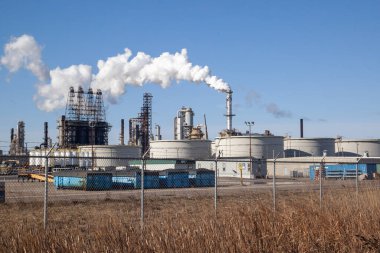 Channahon, Illinois, ABD - 27 Mart 2022: bir petrol rafinerisi gökyüzü. Petrol rafinerisi ham petrolü alıp çeşitli kullanışlı petrol ürünlerine dönüştüren bir tesistir..