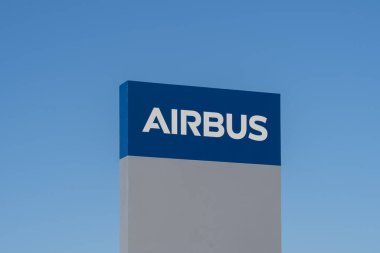 Mobile, Alabama, ABD - 11 Şubat 2022: Arka planda mavi gökyüzü olan Airbus tabelasını kapatın. Airbus SE, Avrupa 'nın çok uluslu havacılık şirketidir..